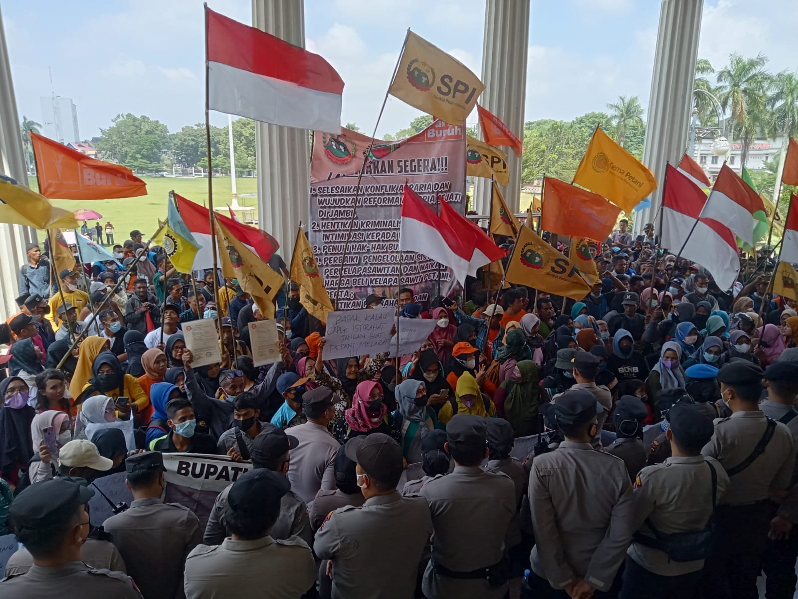 SPI Jambi Sesaki Kantor Gubernur Jambi, Petani : Kami Takkan Pulang Sebelum Ditemui Gubernur 