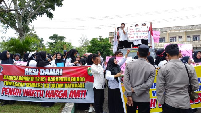 Ratusan Tenaga Honor Demo ke Kantor Bupati