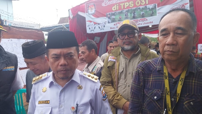 Gubernur Al Haris Tinjau TPS di Legok Yang Terdampak Banjir, RT Jemput Warga Dengan Perahu