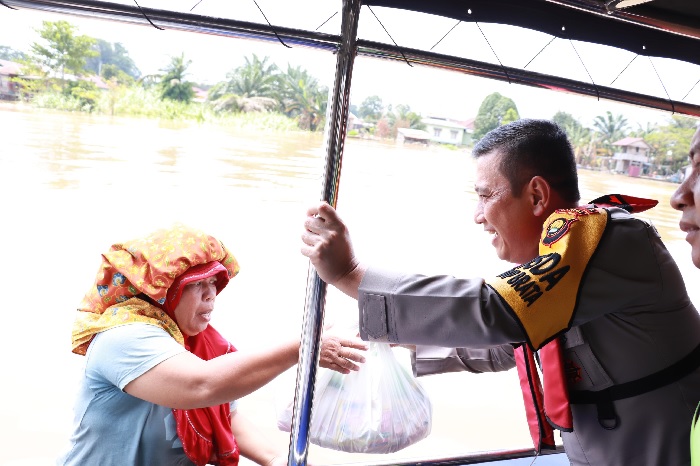Kapolda dan Wakapolda Salurkan Langsung Bantuan pada Korban Banjir 