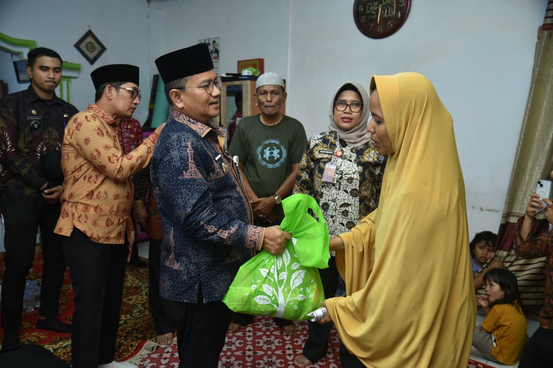 Wali Kota Jambi Sambangi Korban Begal, Serahkan Bantuan dan Pastikan Perawatan Melalui Program Kartu Bahagia
