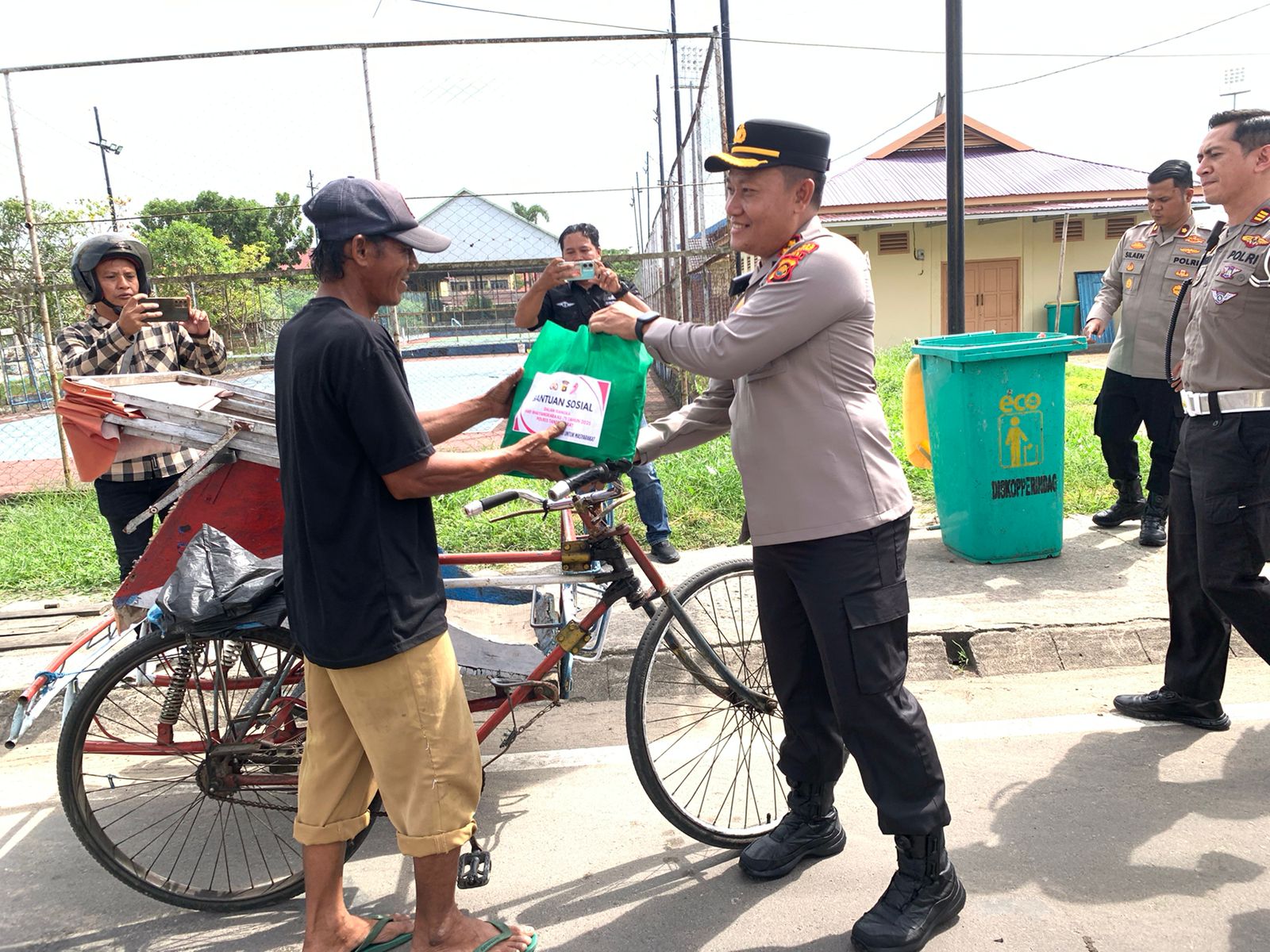 Polres Tanjab Barat Berbagi Sembako untuk Sesama 