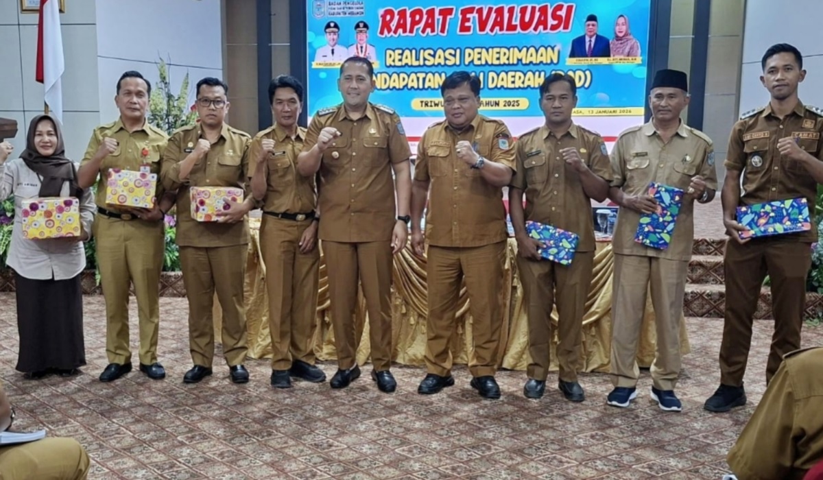 Bupati M. Syukur Beri Reward OPD dan Camat dengan Pencapaian PAD Tertinggi, Ini Daftarnya