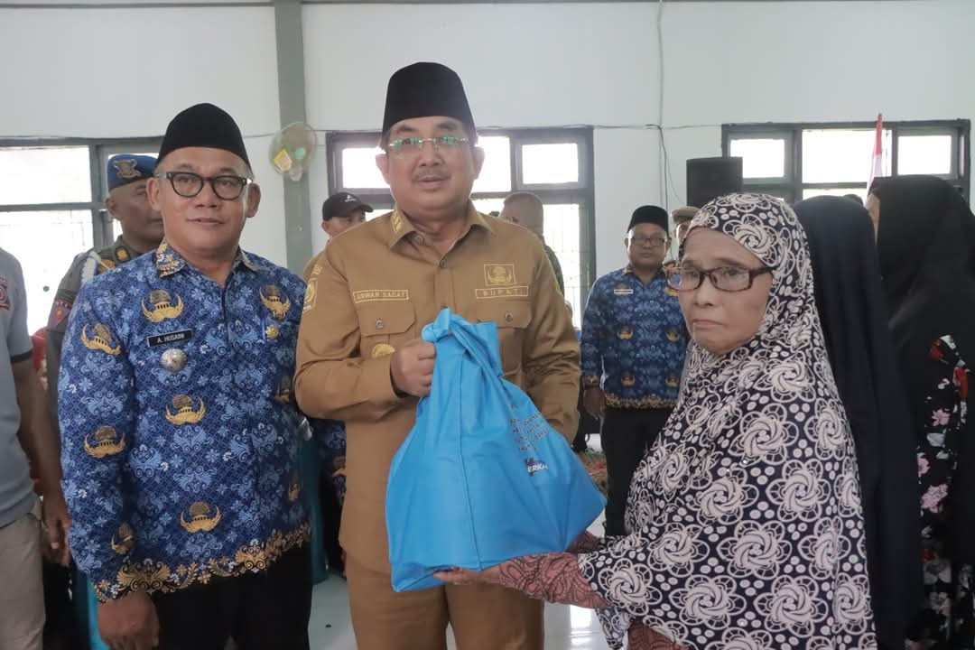 Bupati Anwar Sadat Salurkan Bantuan Sosial di Kecamatan Seberang Kota