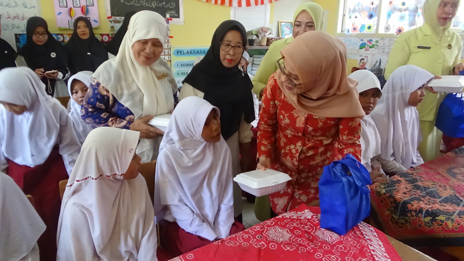 Peringati Hari Ibu ke-69, BKOW Provinsi Jambi Gelar Aksi Sosial Beri Bantuan Kepada Anak-Anak yang Membutuhkan