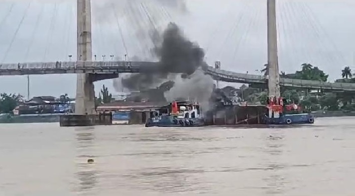Tongkang Bermuatan Batu Bara Berkode BG Sumbermas XV Tabrak Tiang Jembatan Gentala Arasy 