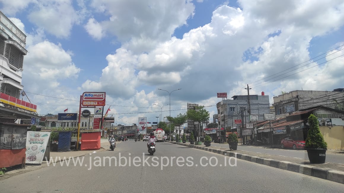 Foto-foto Kota Jambi Lengang Waktu Sholat Jumat