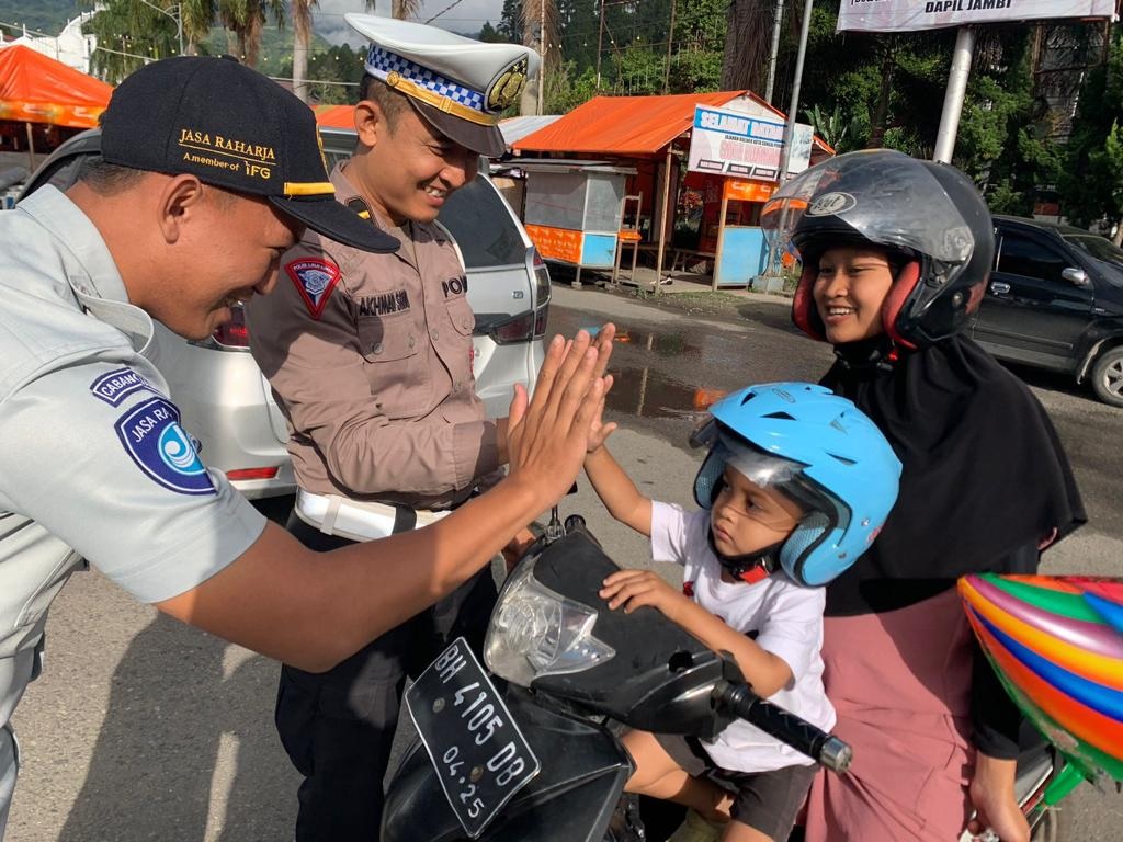 Ajak Warga Kerinci Safety Saat Bermotor, Jasa Raharja Beri Helm Gratis