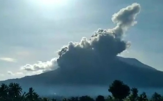 Gunungapi Lewotobi Laki-Laki di NTT Alami Erupsi, BPBD Bagikan Masker