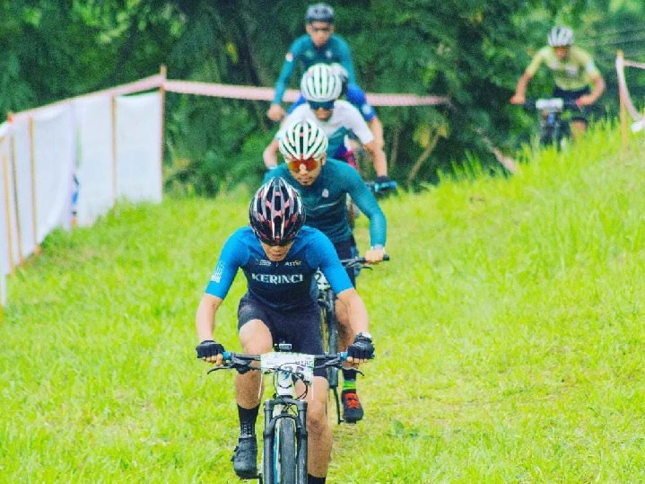 KEREN! Pertama Kali, Atlet ISSI Kerinci Bersaing di Kejuaraan Balap Sepeda Dunia