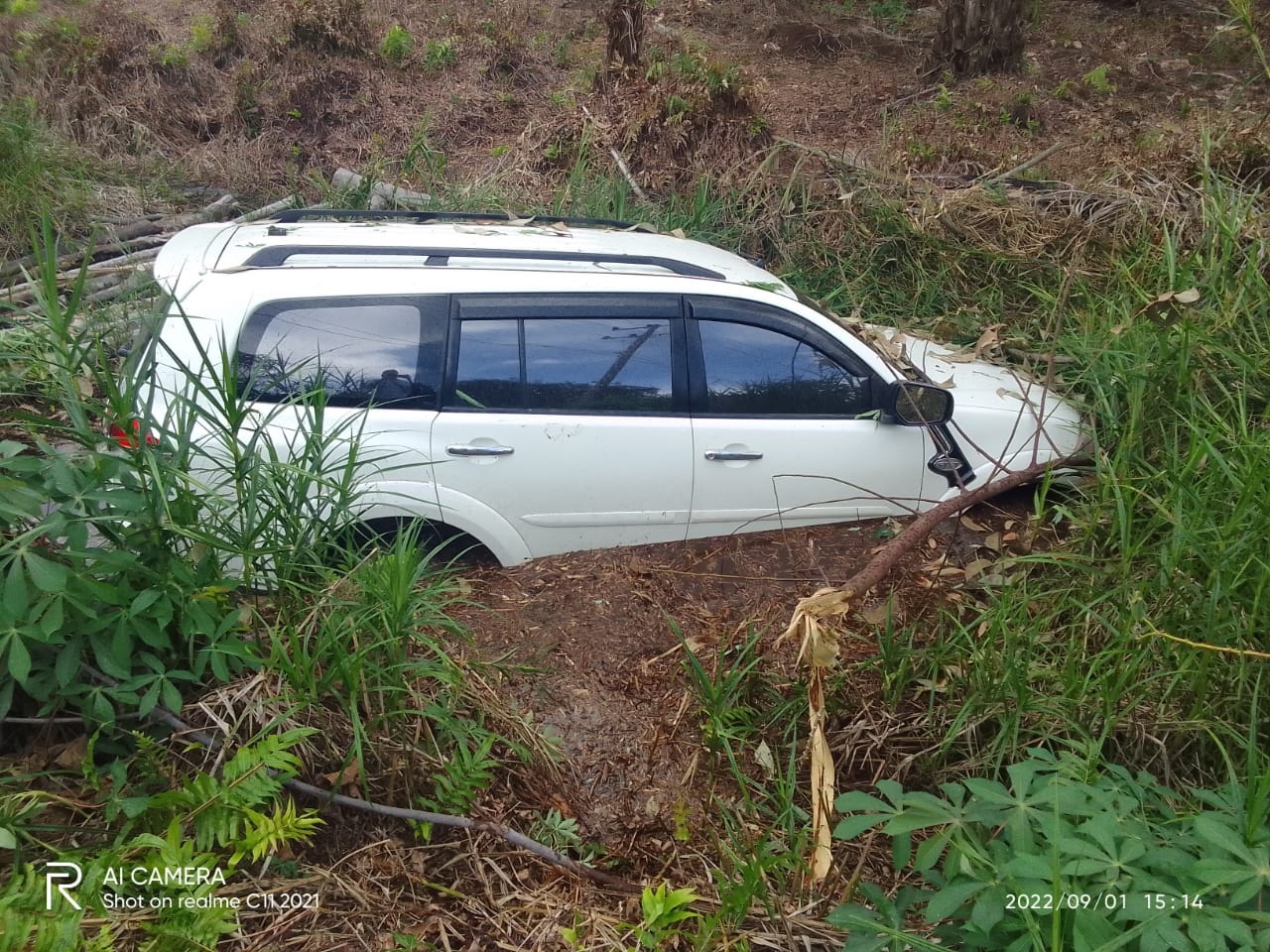 Mobil Berisikan Jamaah Umroh di Tanjabtim Masuk ke Parit