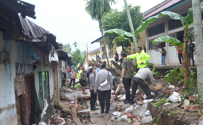 Sebelum Roboh , Ketua RT Telah Minta Kepsek Renovasi Tembok Pembatas SMKN 1 Kota Jambi 