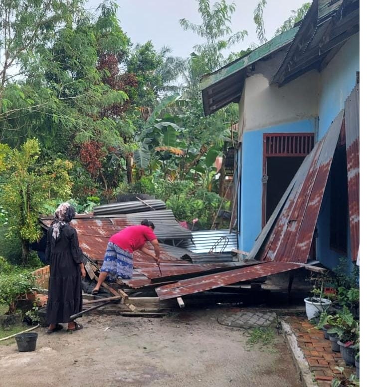 Angin Puting Beliung, Ratusan Rumah Warga Sungai Bahar Porak-poranda