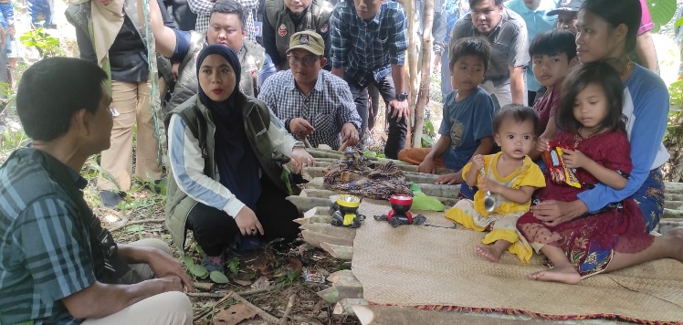 KPU Coklit Suku Anak Dalam, Stiker Tak Ditempel Tapi Diberikan