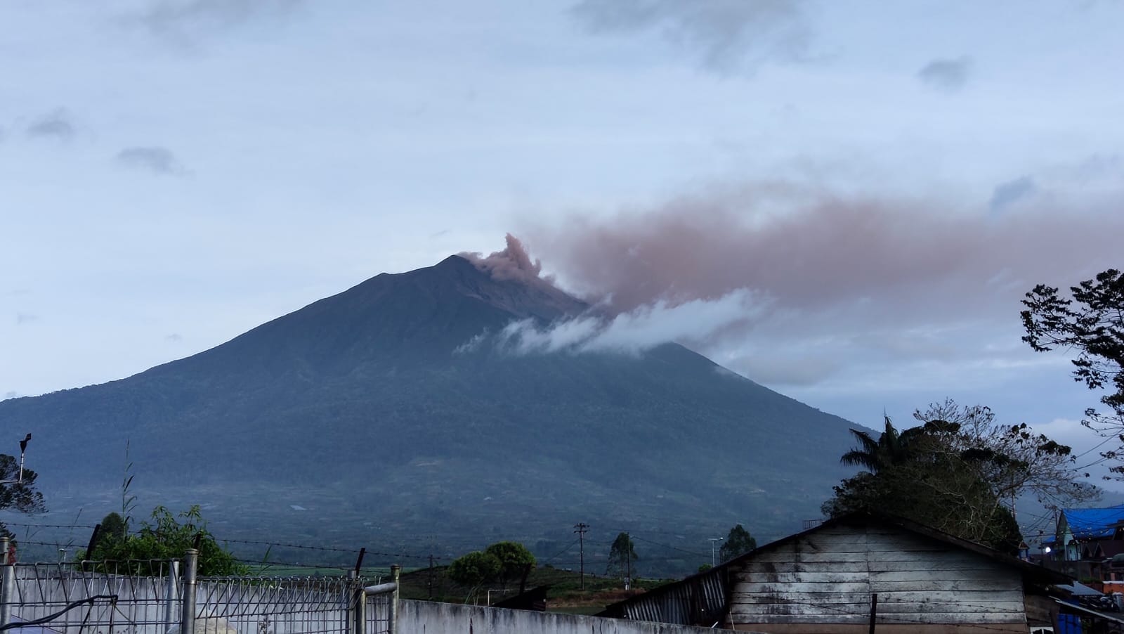 Satu Kecamatan di Kayu Aro Kena Hujan Abu Vulkanik Erupsi Gunung Kerinci