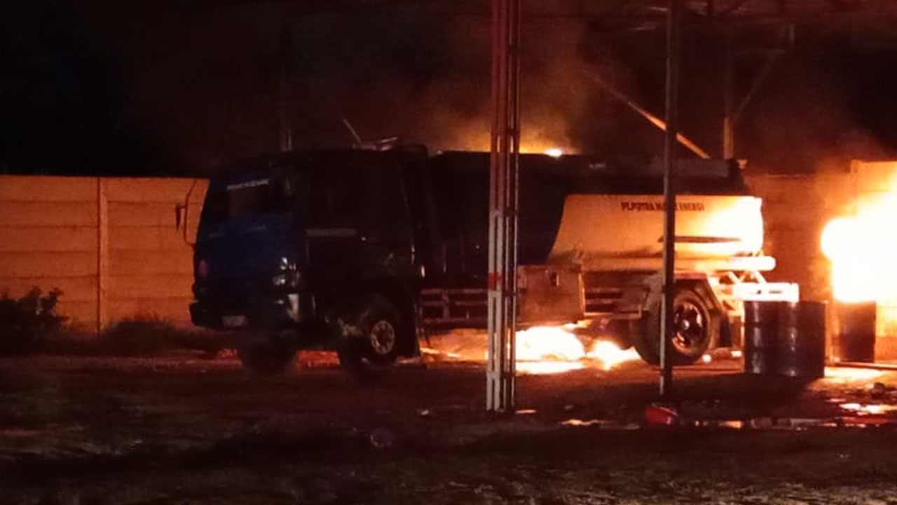 Mobil Tangki Terbakar, 1 Tewas, Damkar Temukan Penimbunan BBM di Belakang Gudang