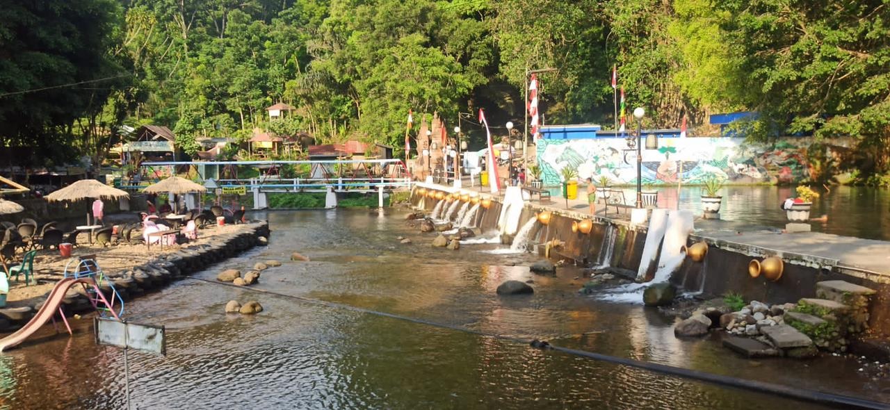 Peduli Lingkungan & UMKM, BRI Peduli Bersihkan Tepi Kali Senjoyo untuk Masyarakat   