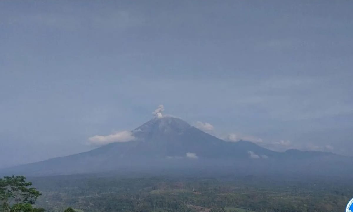 Gunung Semeru Luncurkan Awan Panas Disertai Getaran Banjir