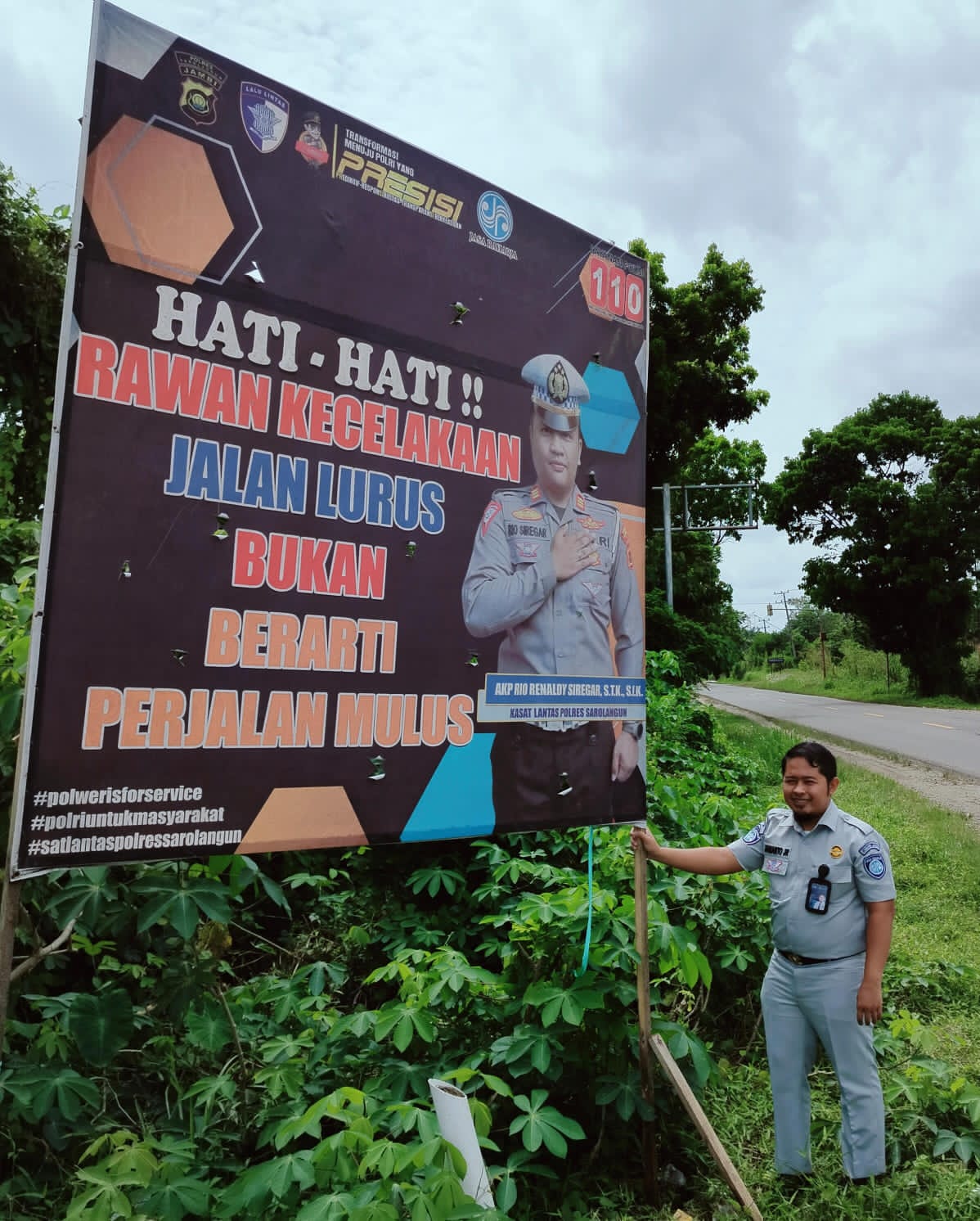 Jasa Raharja dan Satlantas Polres Sarolangun Pemasang Spanduk Himbauan Keselamatan di Titik Rawan Kecelakaan