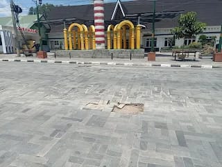 Jalan Depan Gedung Nasional Sungai Penuh Rusak Parah