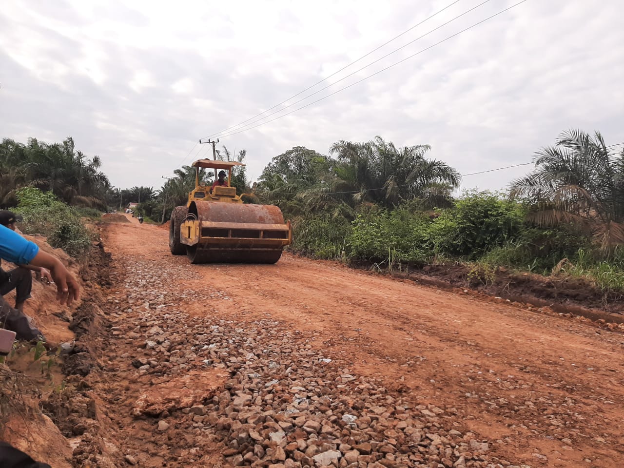 Jalan Poros Desa Sungai Gelam Mulai Diperbaiki