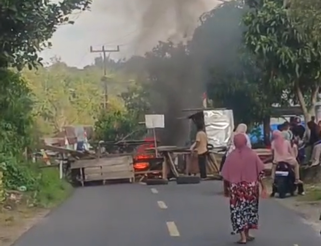 BREAKING NEWS: Jalan Nasional di Pulau Pandan Diblokir Massa