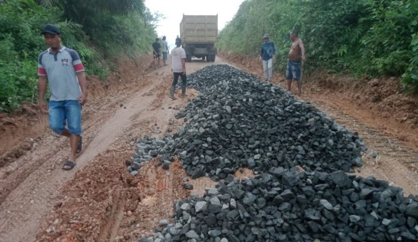 PTPN IV Regional 4 Bantu Perbaikan Jalan Lintas Tiga Desa di Kabupaten Batanghari