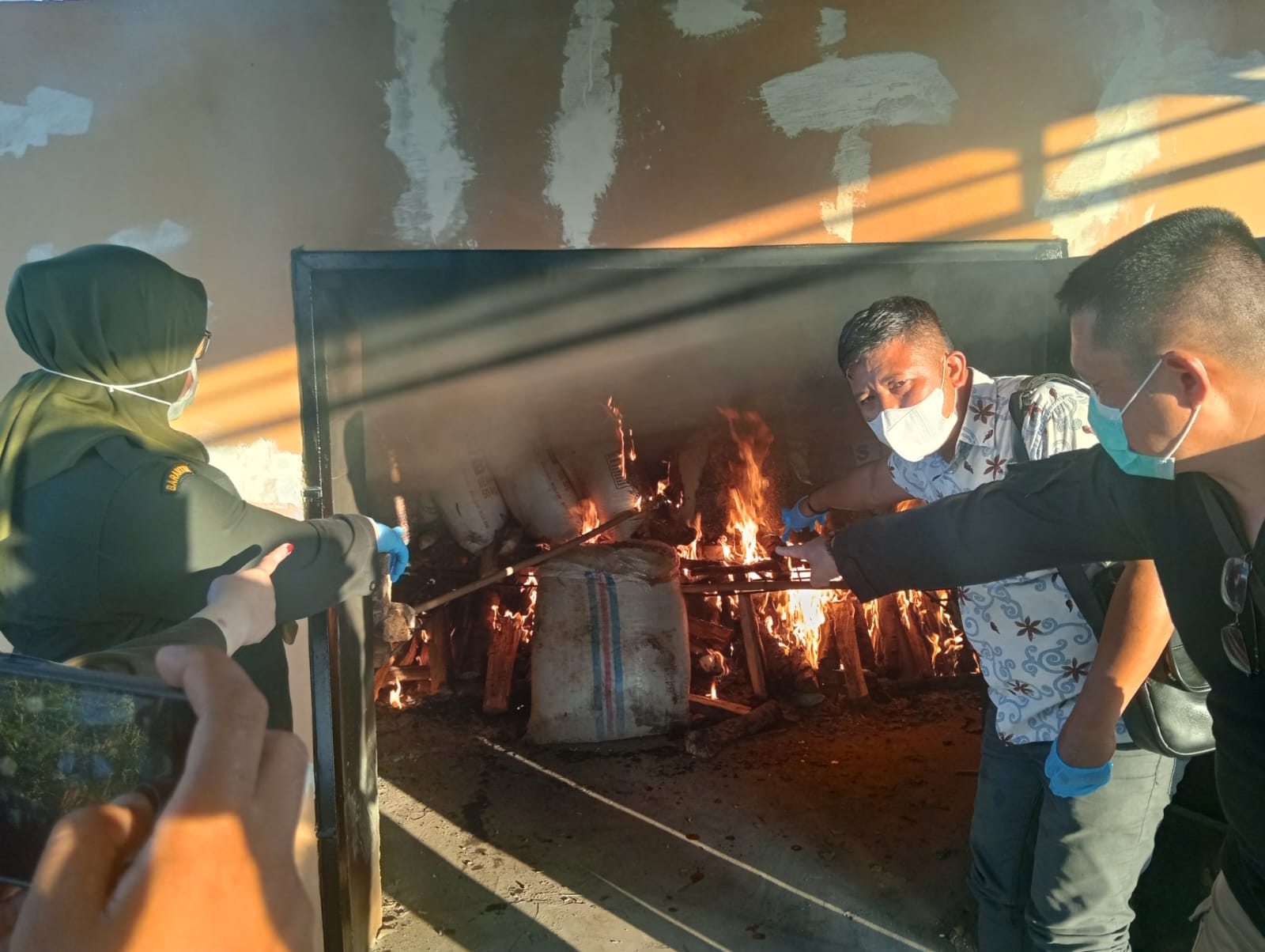 Ditpolairud Polda Jambi Musnahkan Ratusan Karung Bawang Merah dan Ikan Asin Ilegal