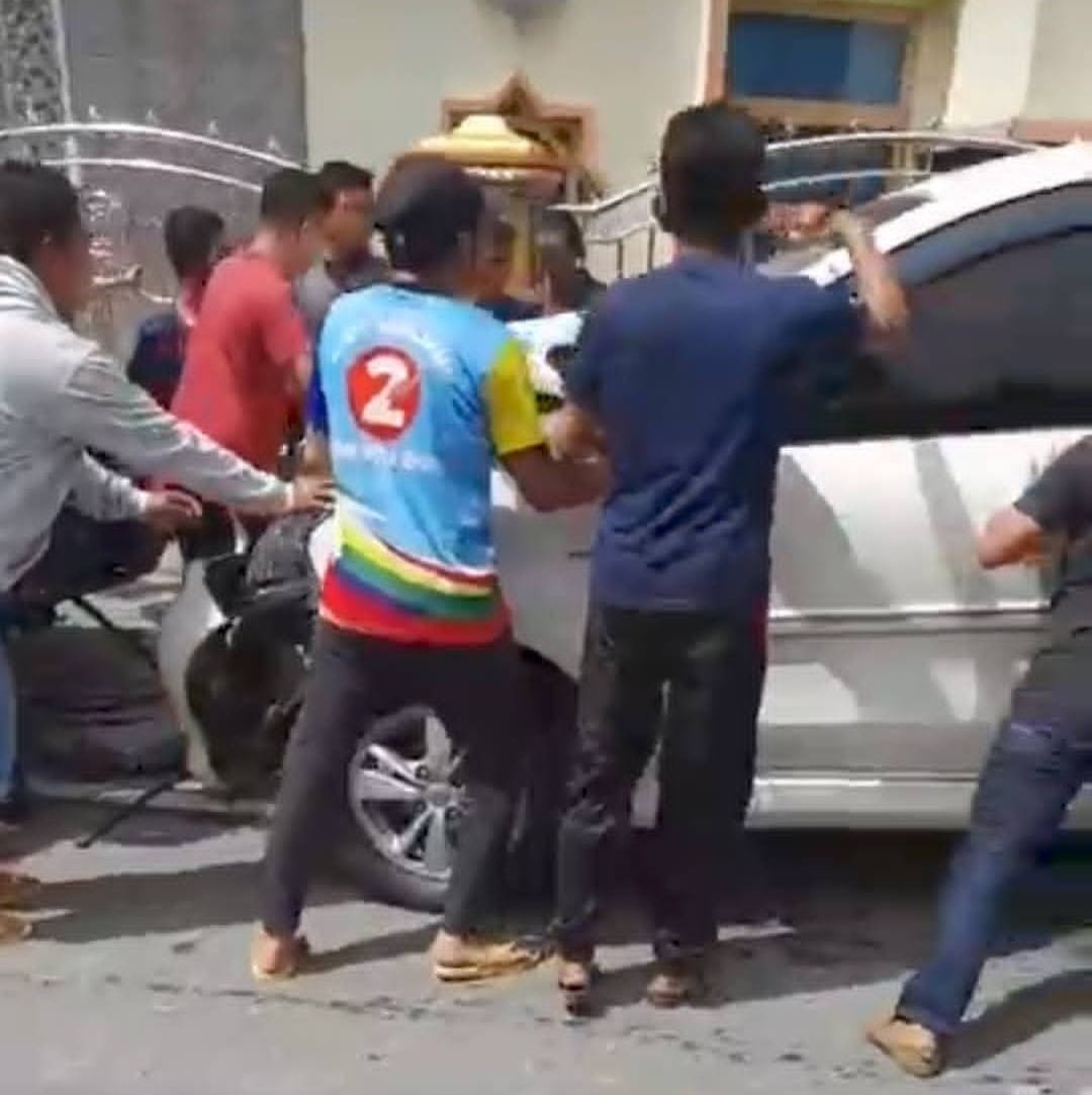 Kecelakan Parah Mobil Avanza Vs L300 di Kerinci, Supir L300 Diangkat Warga