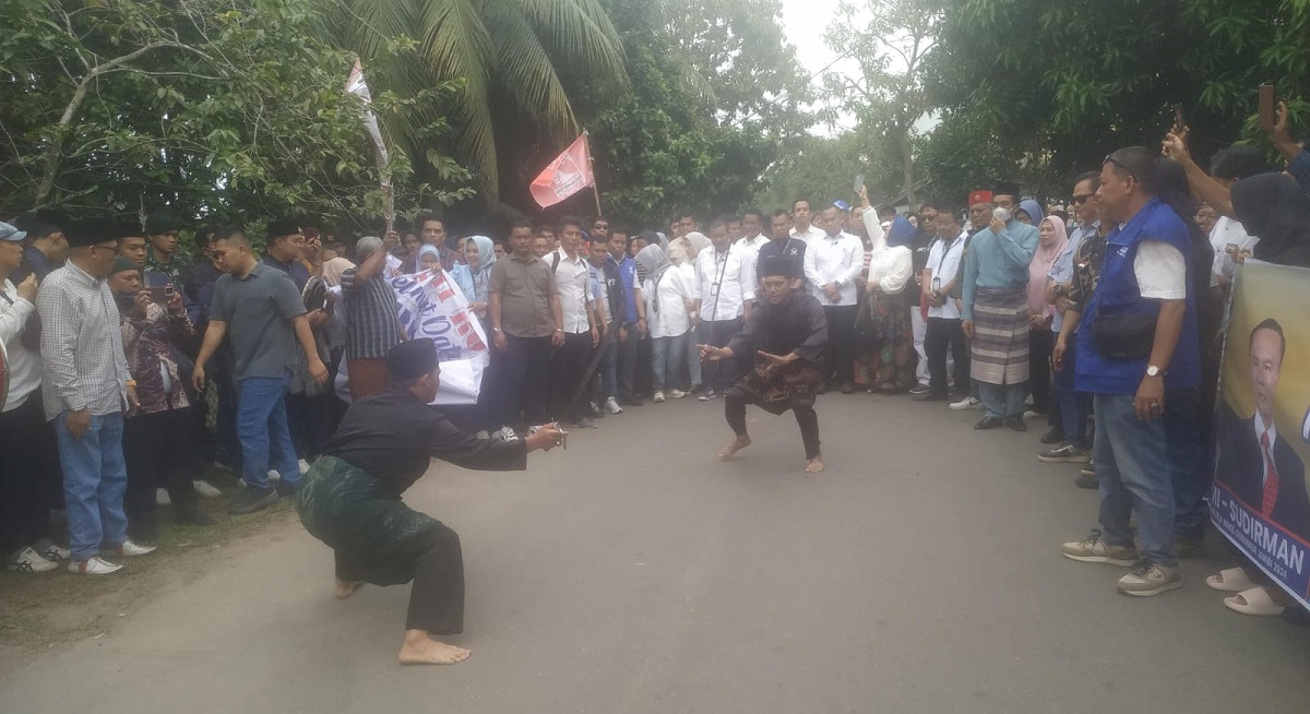 Disambut Atraksi Pencak Silat, Pasangan Romi-Sudirman Resmi Mendaftar Ke KPU Provinsi Jambi