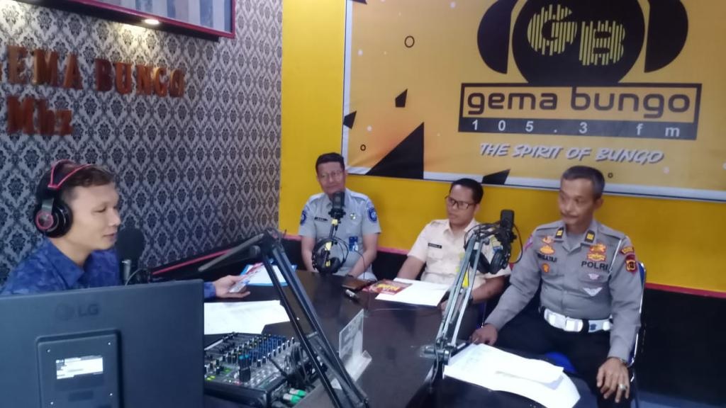 Mengudara di Radio Gema Bungo Jasa Raharja dan Tim Samsat Informasikan Soal Pajak Kendaraan 