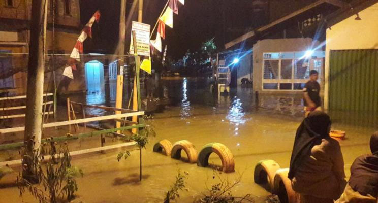 Hujan Deras Guyur Kota Jambi, Anak Sungai Meluap di Kawasan Jelutung, Rumah Warga Terendam