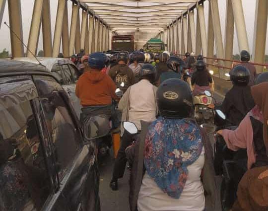 Mobil Pecah Ban, Arus Lalulintas di Jembatan Aurduri I Macet Parah