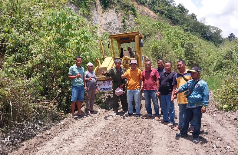 Beri Bukti Bukan Janji, DERAS Perbaiki Jalan Rusak di Kerinci, Warga: Terima Kasih Deri