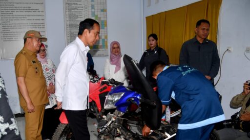 Presiden Jokowi Tinjau Kegiatan Pembelajaran di SMKN 2 Kabupaten Bengkulu Tengah