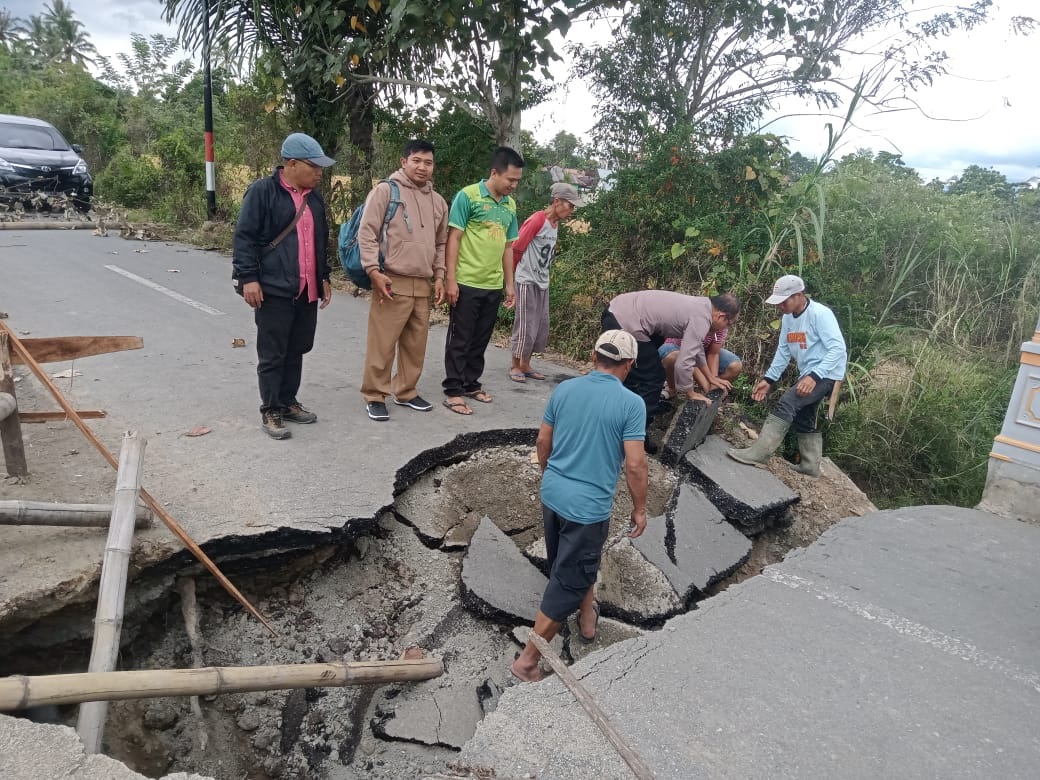 Jembatan Ambruk Jalan Hiang-Penawar Putus, PUPR Turun kelokasi