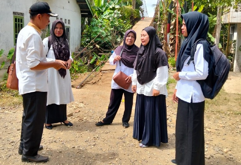 Sedang Diperbaiki, Guru dan Siswi  di Merangin Nekat Terobos Jembatan Rusak