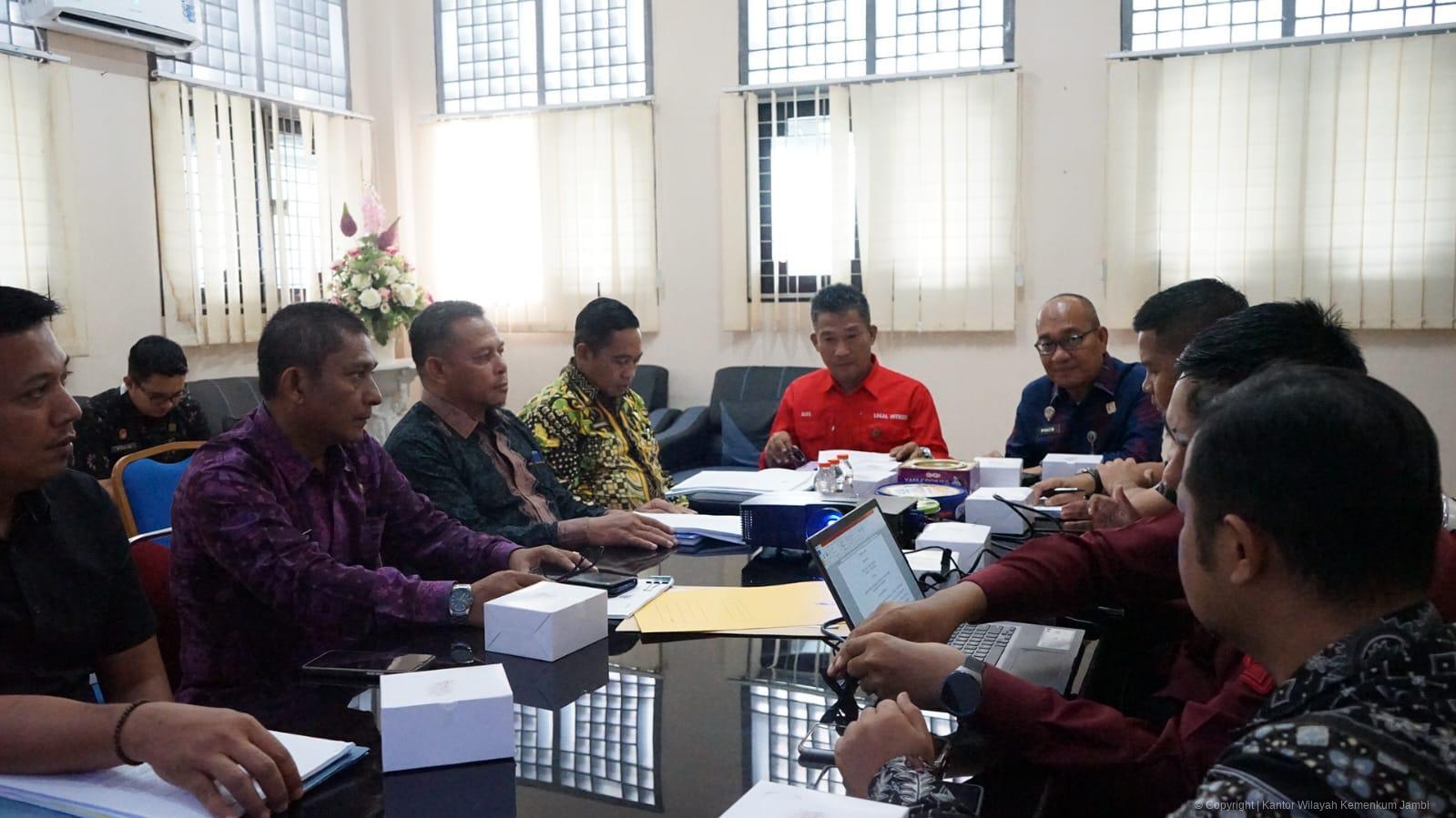 Dukung Pembentukan Perda Berkualitas,Kanwil Kemenkum Jambi Adakan Rapat Harmonisasi Terhadap Raperbub Merangin