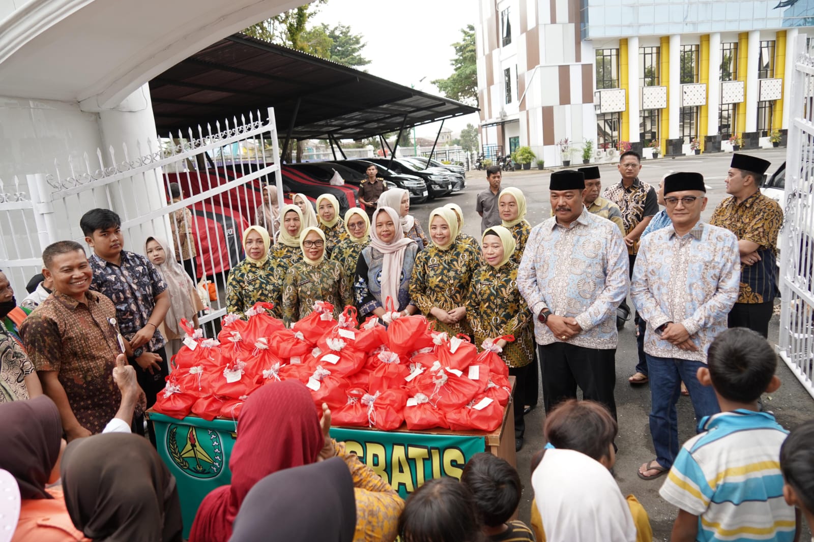 Kejati Jambi Bagi-bagi Takjil Kepada Masyarakat 