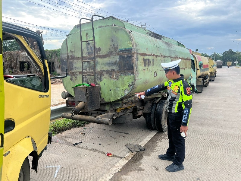 Tiga Truk Terlibat Kecelakaan Beruntun di Depan Pintu Tol Pijoan