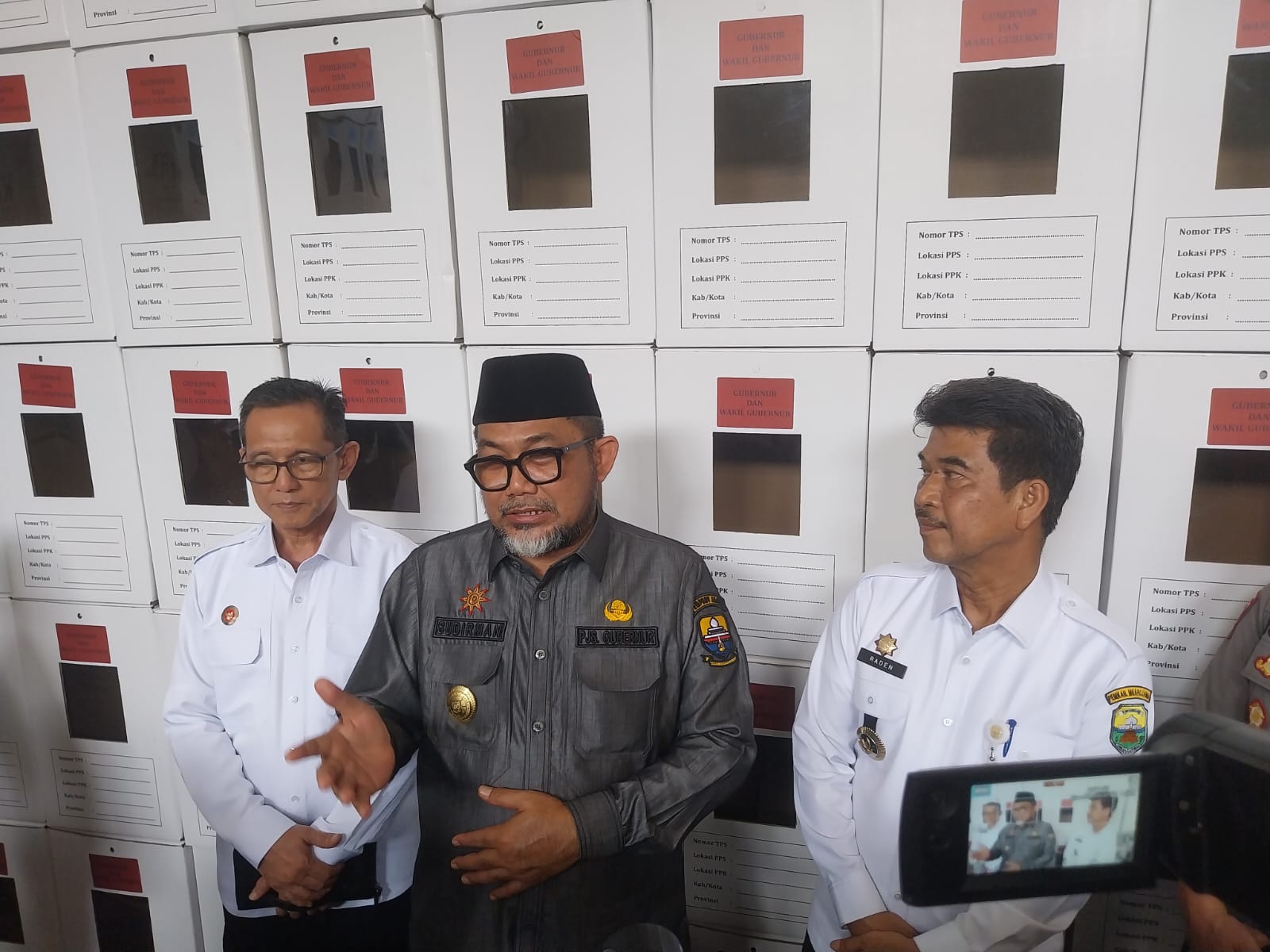 Pemantauan Kesiapan Pilkada di Muaro Jambi, Pjs Gubernur Ingatkan Atur TPS di Tapal Batas - Perekaman KTP