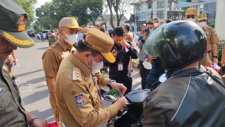 Al Haris Bagikan Bendera Merah Putih Untuk Pengendara, Segini Jumlahnya