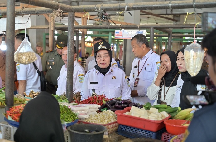 Pj Walikota Jambi Gelar Sidak Pasar, Pantau Harga dan Stok Pangan Jelang Idul Adha