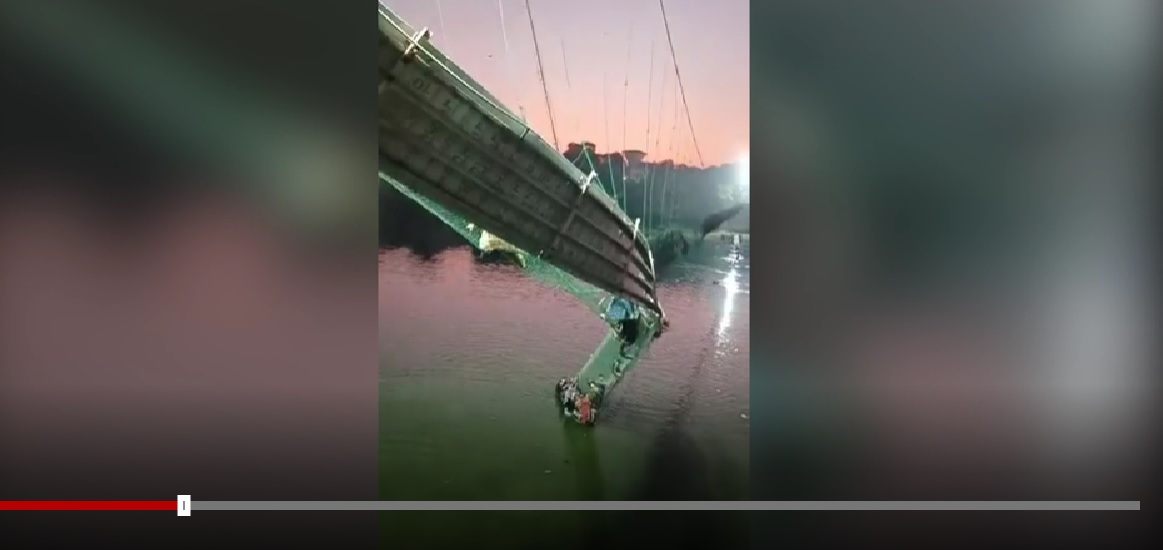 Kelebihan Beban, Jembatan Gantung di India Ambruk, 132 Orang Tewas