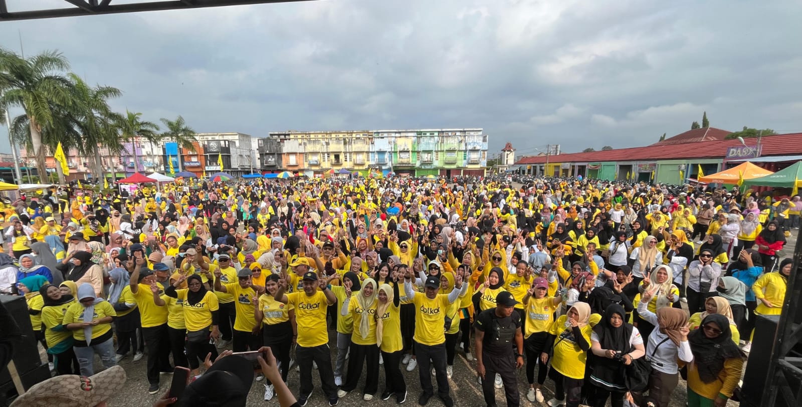 Agus-Nazar Bersama Ribuan Warga Senam Bersama HUT Partai Golkar ke 60