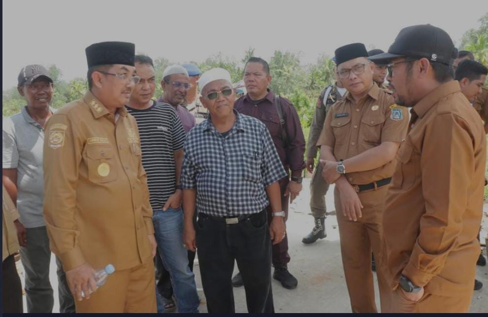 Dalam Rangka Persiapan Peresmian, Bupati Tanjabbar Tinjau TPU Desa Sialang