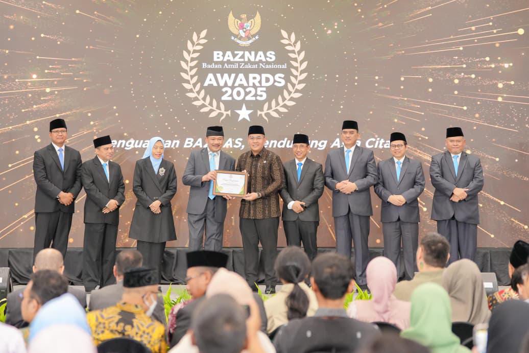 Wamen Ossy Terima Penghargaan Baznas Award 2025