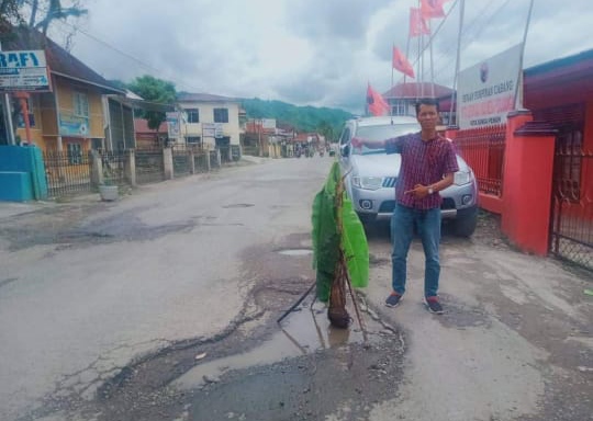 Rusak Parah, Jalan H Bakri Sungai Penuh Ditanami Pisang