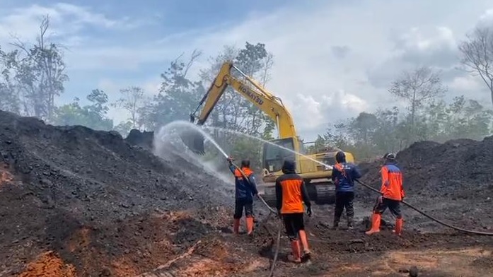 Polda Jambi dan Dinas Terkait Lakukan Pengecekan Batubara yang Terbakar di Sungai Gelam 