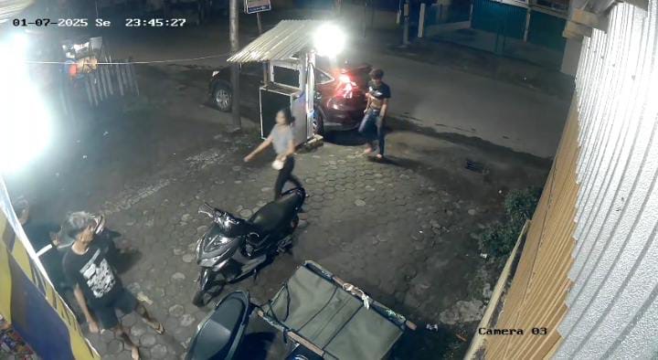 Terekam CCTV,  Sejumlah Muda-Mudi Naik Mobil CRV Merah Curi Bensin di Toko Kelontong 